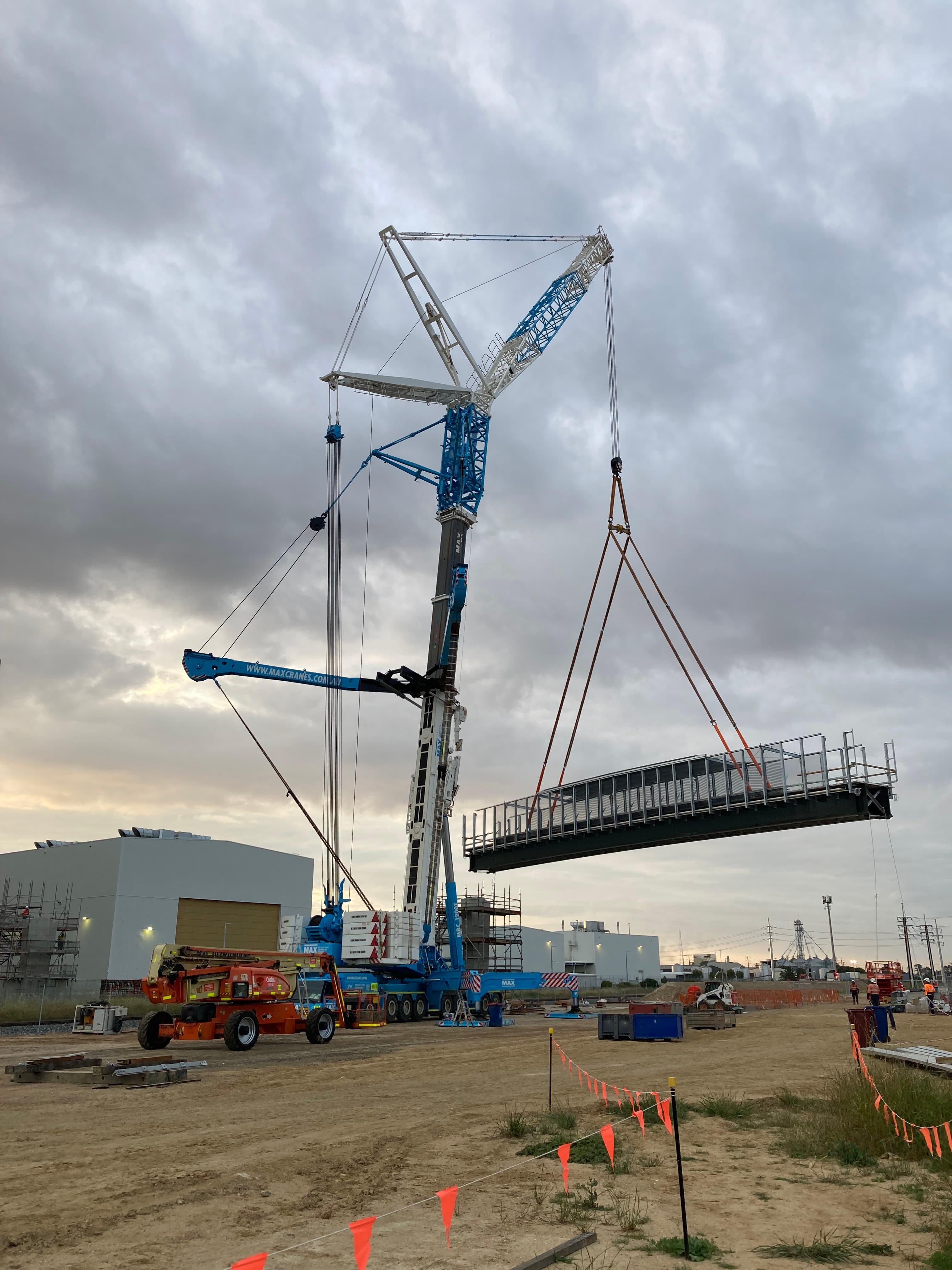 1200 tonne crane lift at Osborne Naval Shipyards